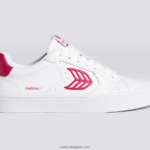 Heren Cariuma pantone viva magenta wit leer 6F0Z2477
